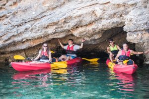 Tour - In kayak intorno alle scogliere, alle grotte e alle rocce dell'isola di Pag