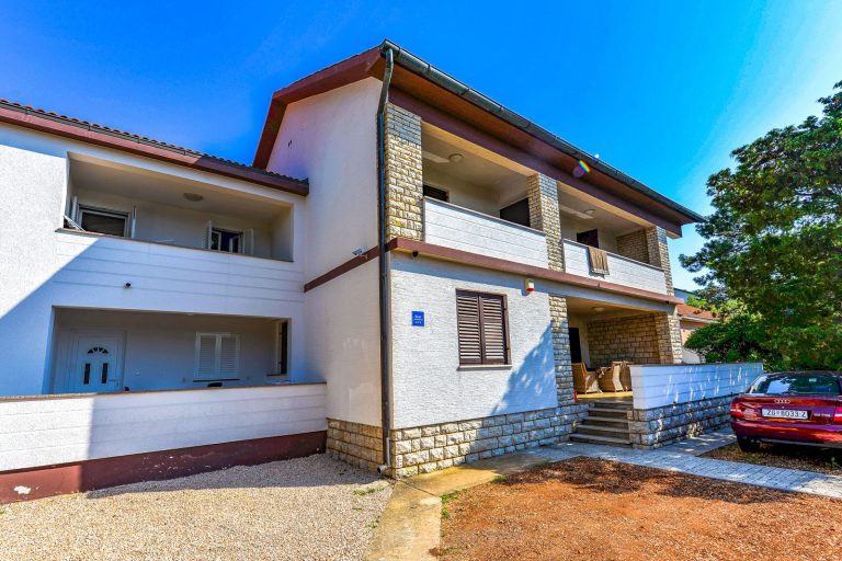 APARTMENTS LEUT