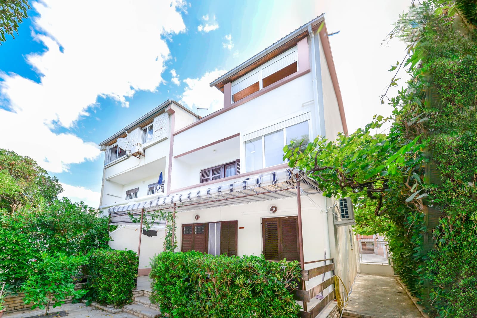 Apartments & Villas – Apartments Car